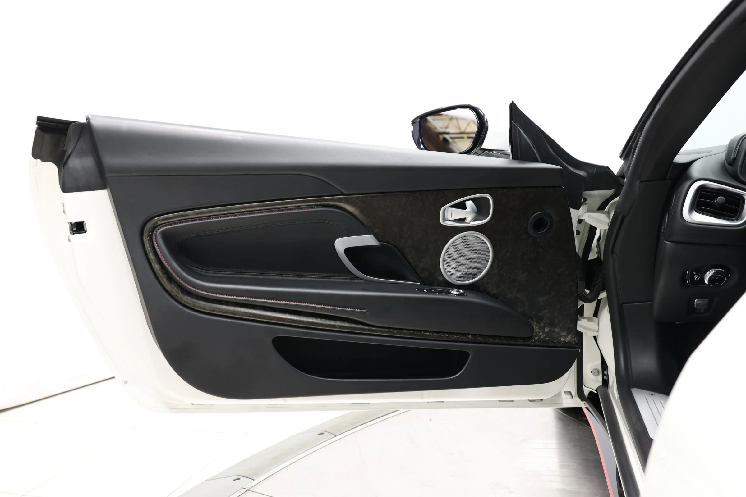 Used 2018 Aston Martin DB11 Coupe image 8