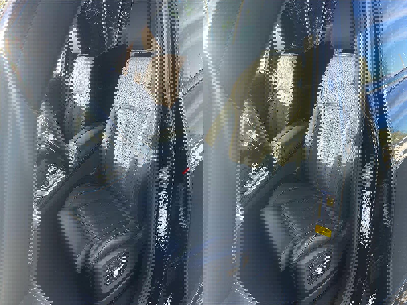 Used 2024 BMW X7 M60i w/ Executive Package image 25