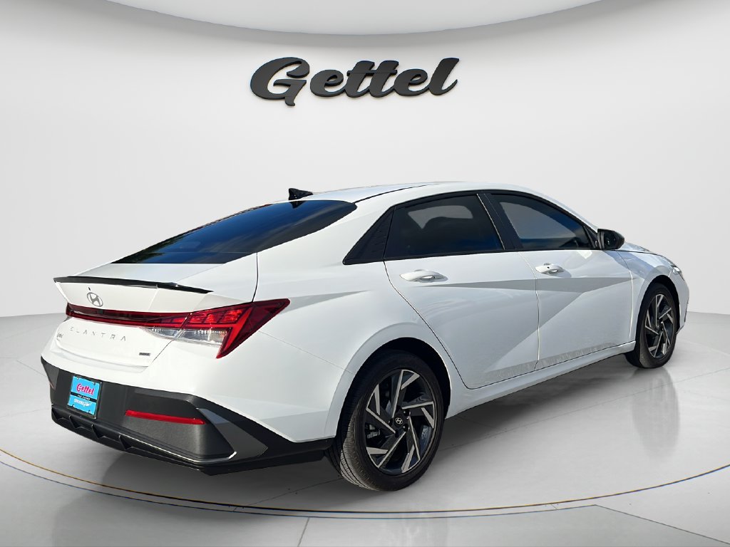 Used 2025 Hyundai Elantra SEL FWD image 5