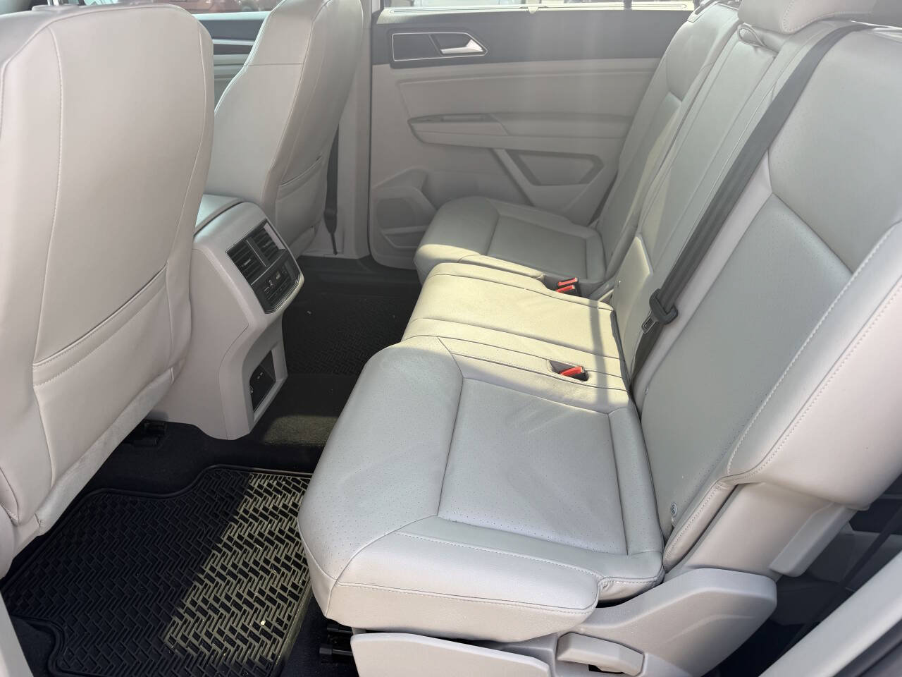 Used 2018 Volkswagen Atlas SEL AWD/4WD image 16