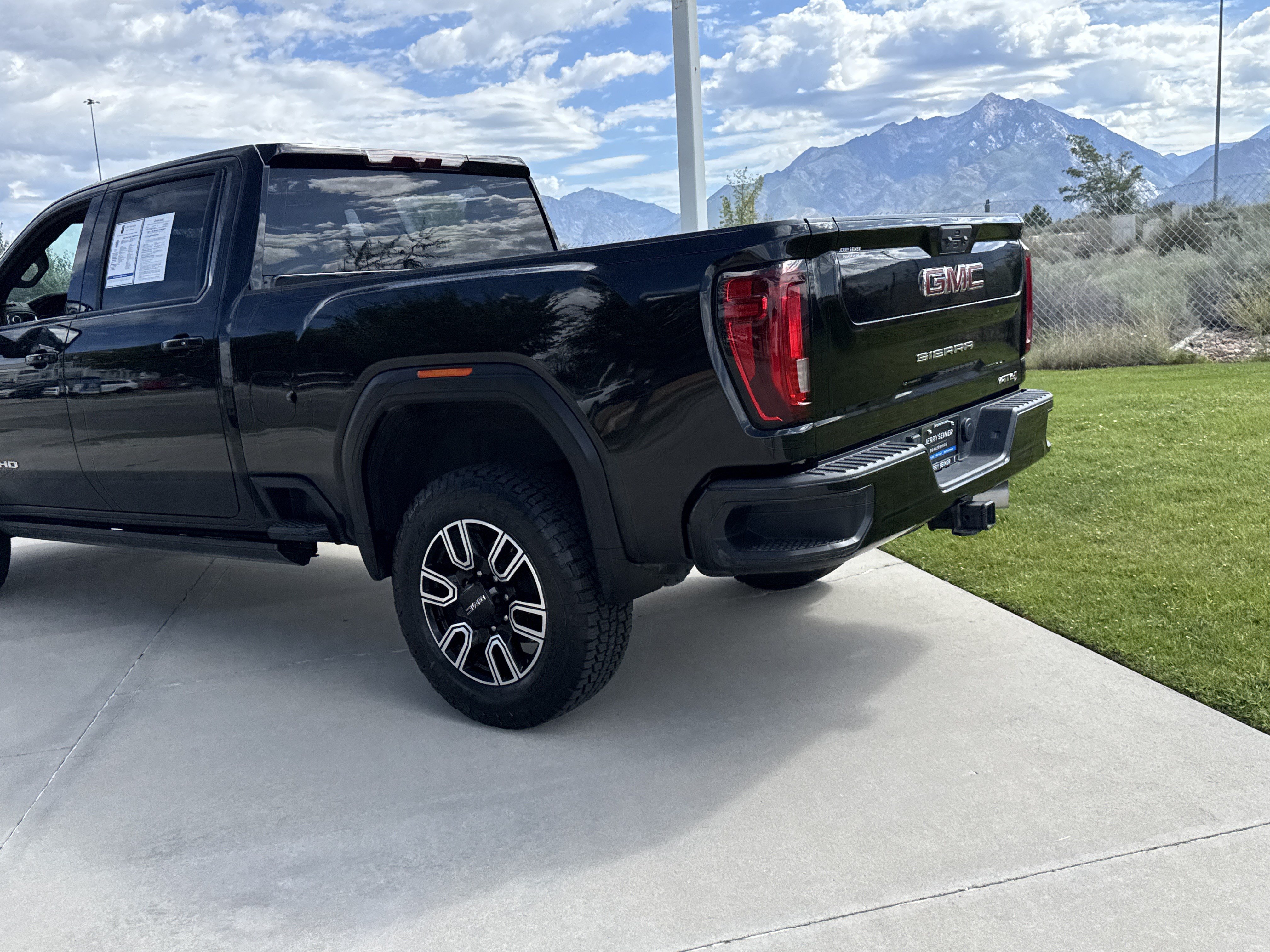 Used 2023 GMC Sierra 3500 AT4 w/ Gooseneck/5TH Wheel Package AWD/4WD image 4