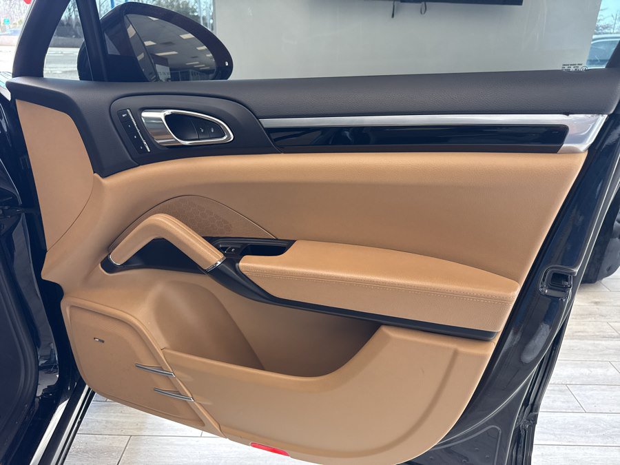 Used 2018 Porsche Cayenne Platinum Edition AWD/4WD image 21