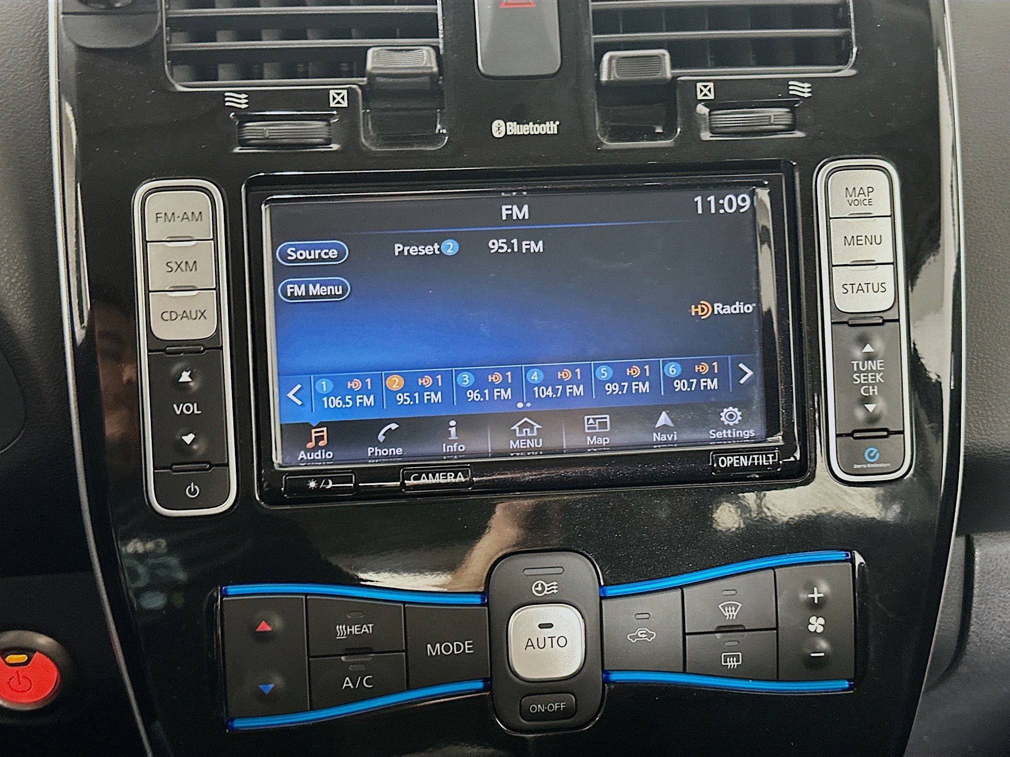 Used 2017 Nissan Leaf SV w/ Premium Package image 19