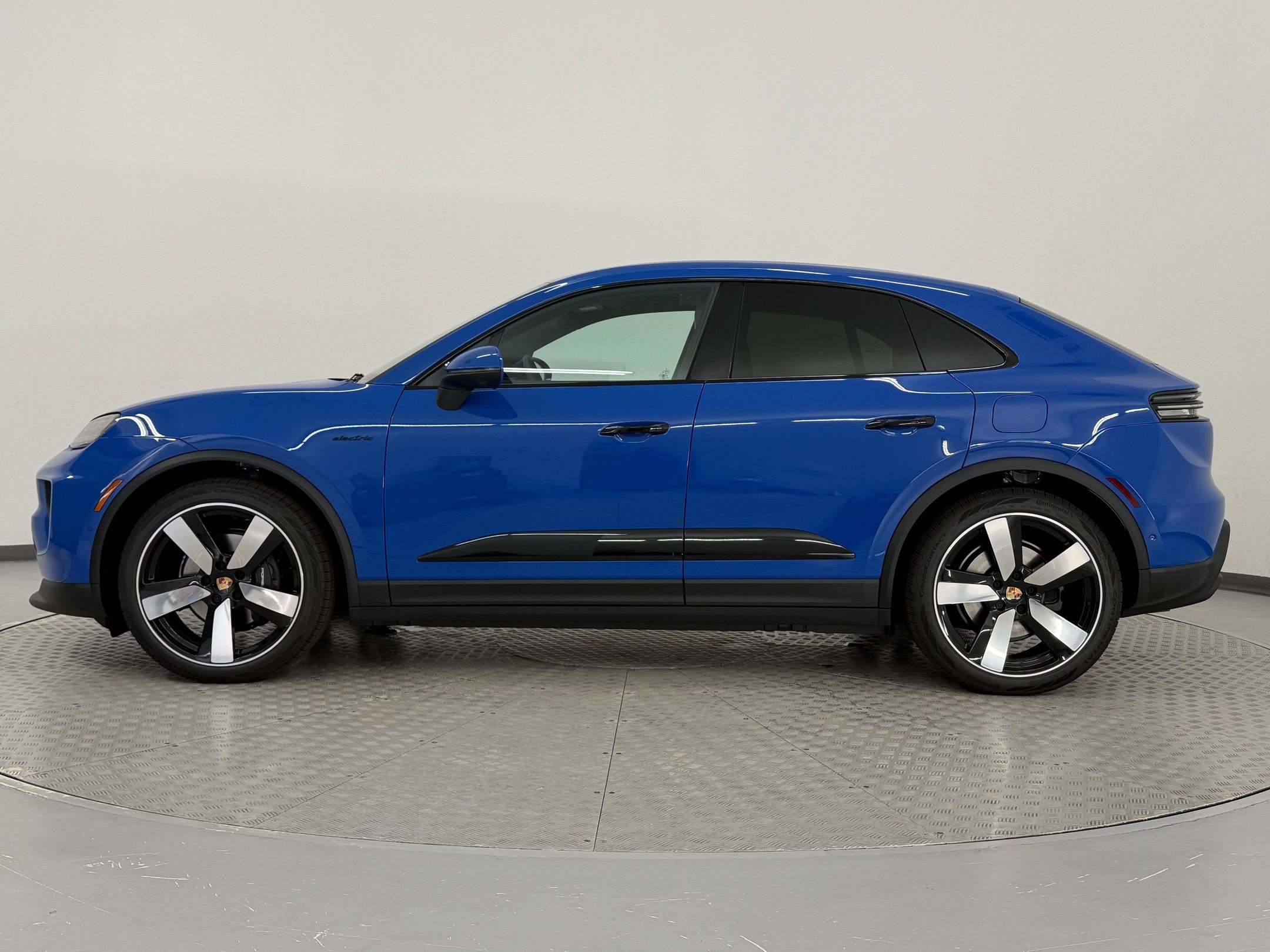 New 2026 Porsche Macan 4 Electric AWD/4WD image 2