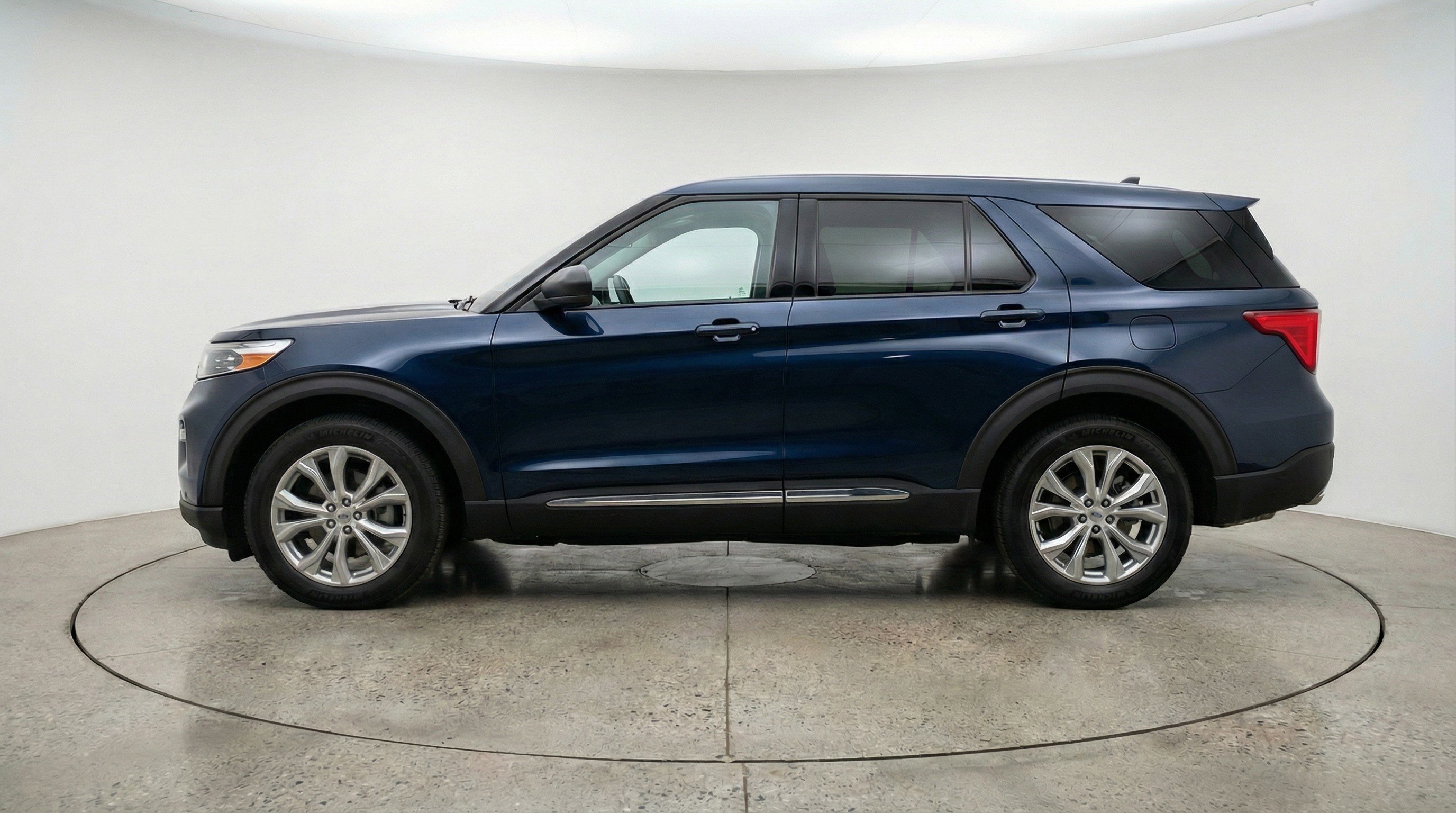 Used 2024 Ford Explorer Limited AWD/4WD image 5