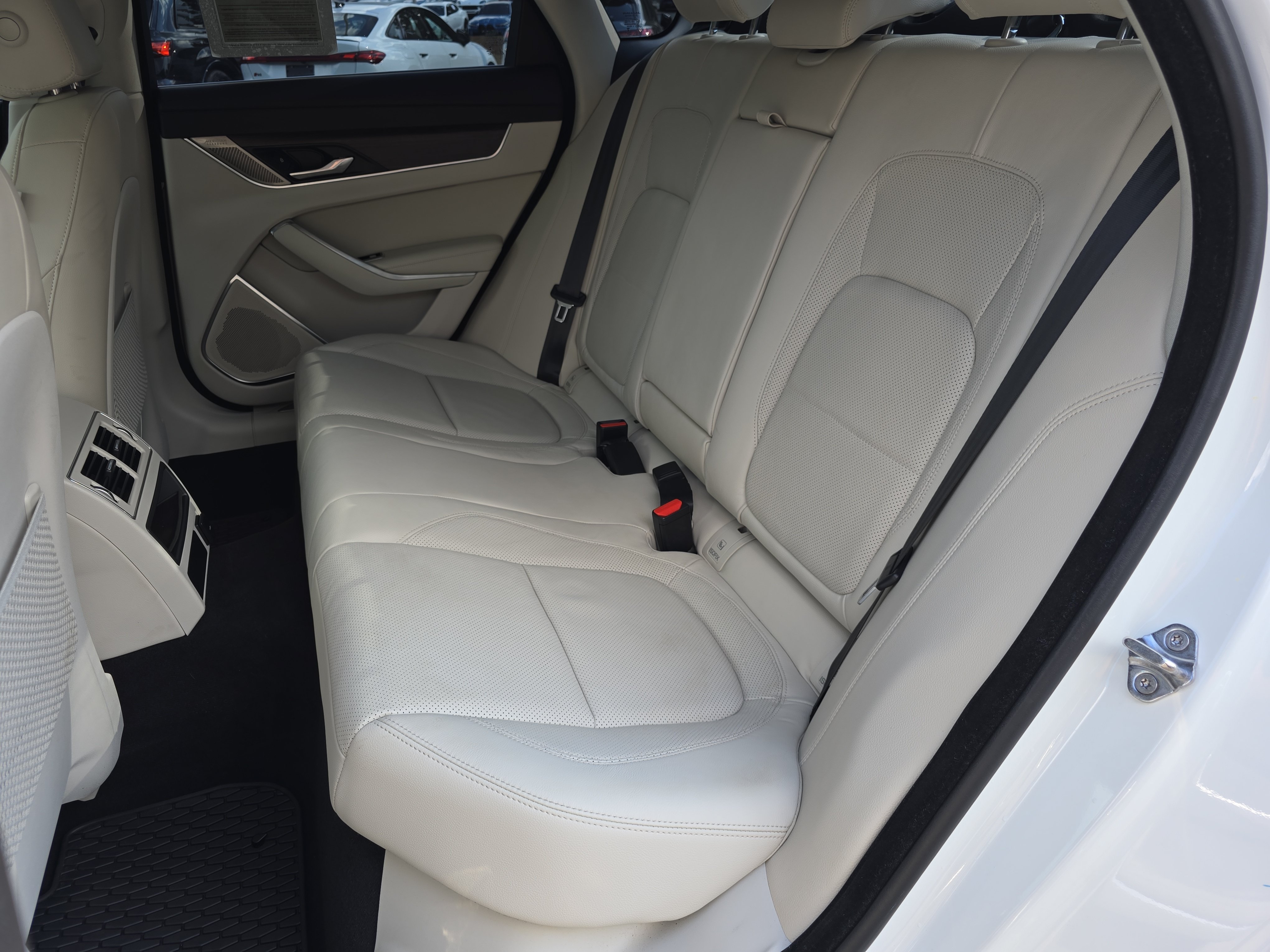 Used 2022 Jaguar XF SE RWD image 14
