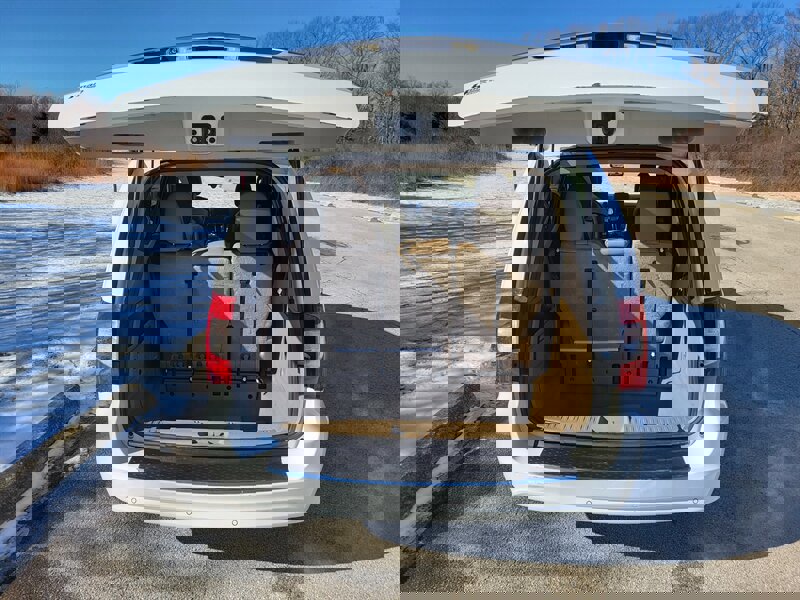 Used 2016 Chrysler Town & Country Touring-L image 10