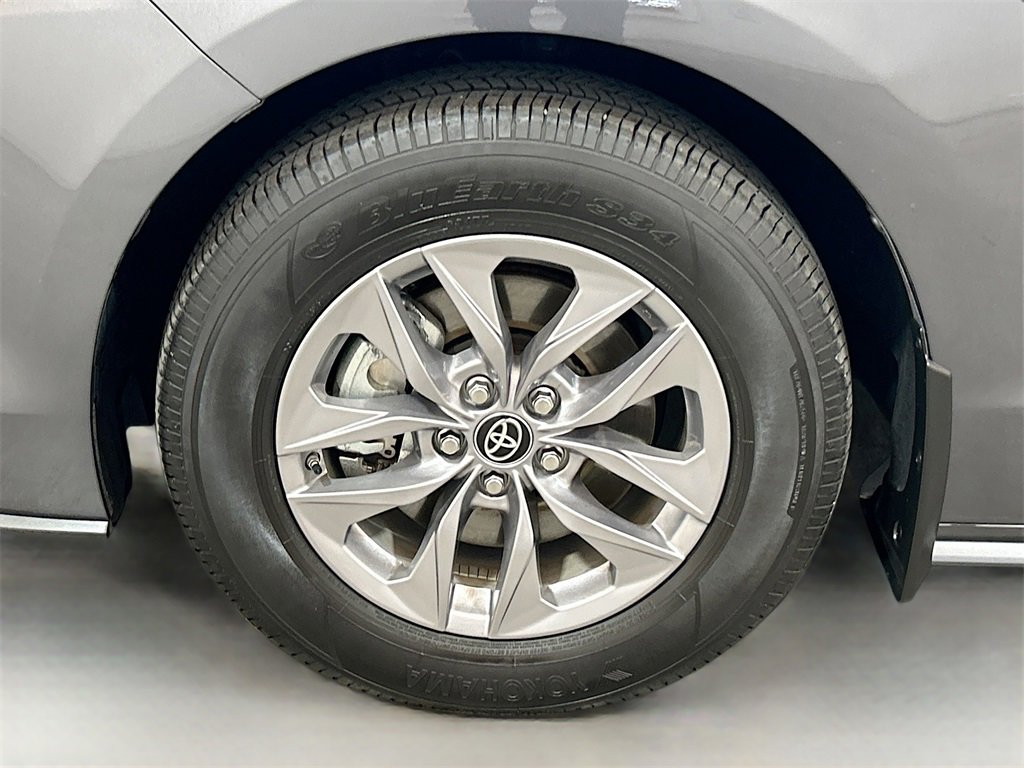 Used 2025 Toyota Sienna XLE image 30