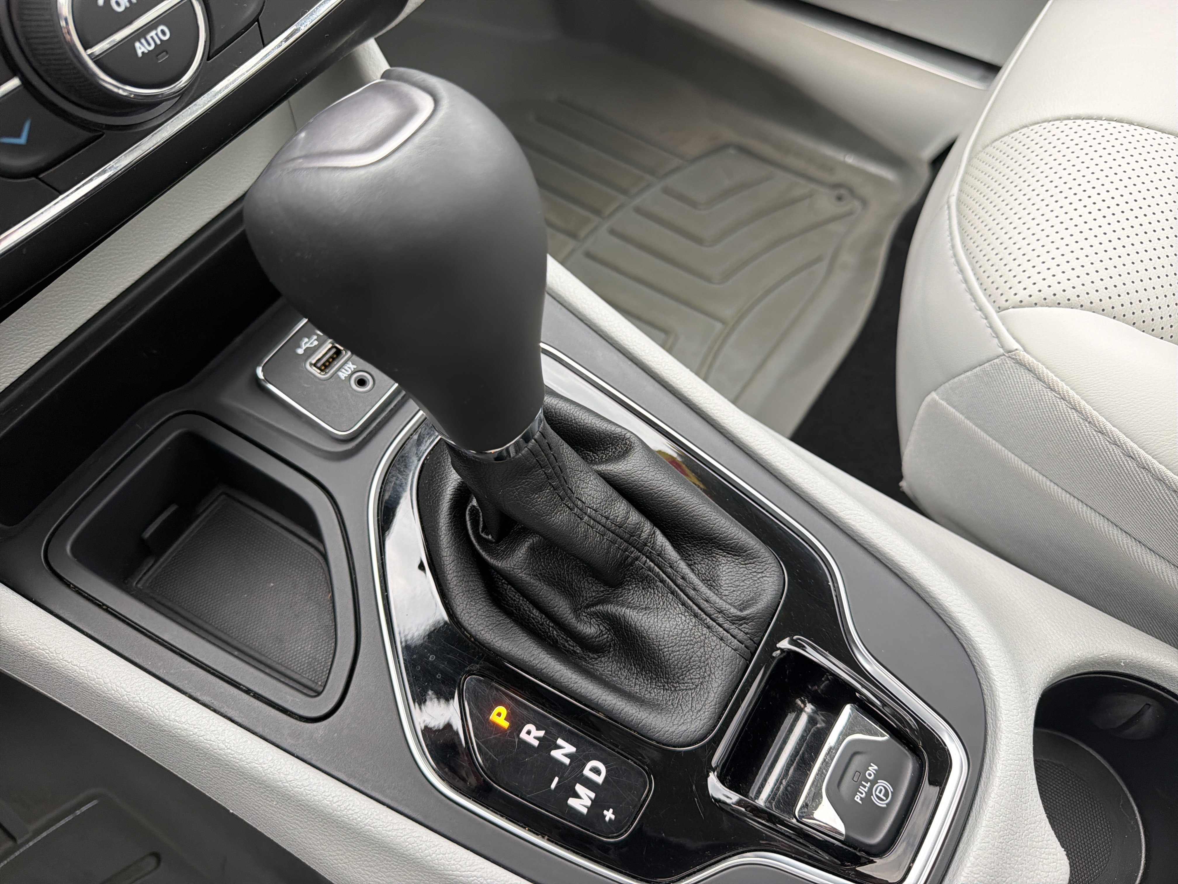 Used 2020 Jeep Cherokee Limited w/ Technology Group FWD image 26