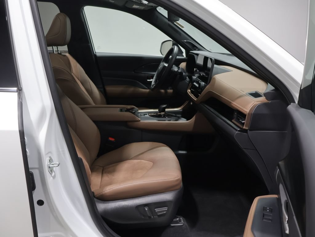 Used 2025 Toyota Grand Highlander AWD Hybrid image 24