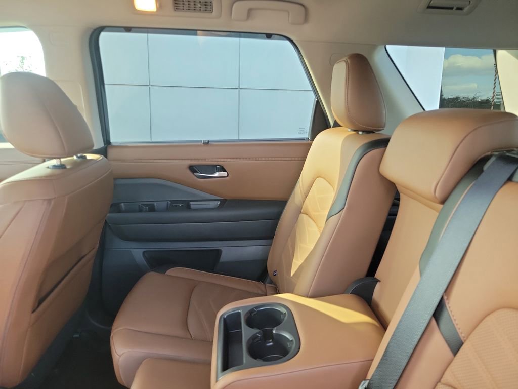 Used 2025 Nissan Pathfinder Platinum w/ Cargo Package image 9