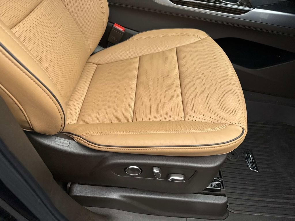 New 2026 Cadillac Escalade Luxury w/ LPO, Floor Liner Package AWD/4WD image 10