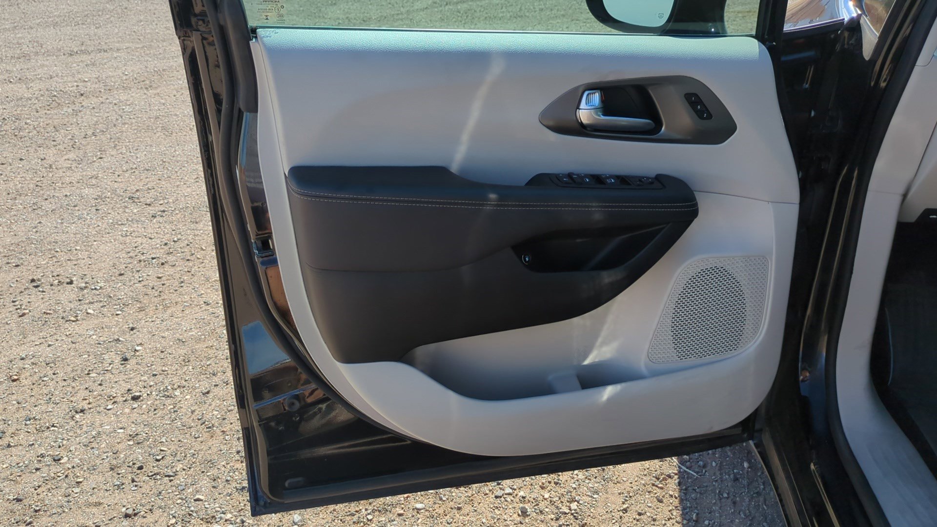 Used 2024 Chrysler Pacifica Limited FWD image 12