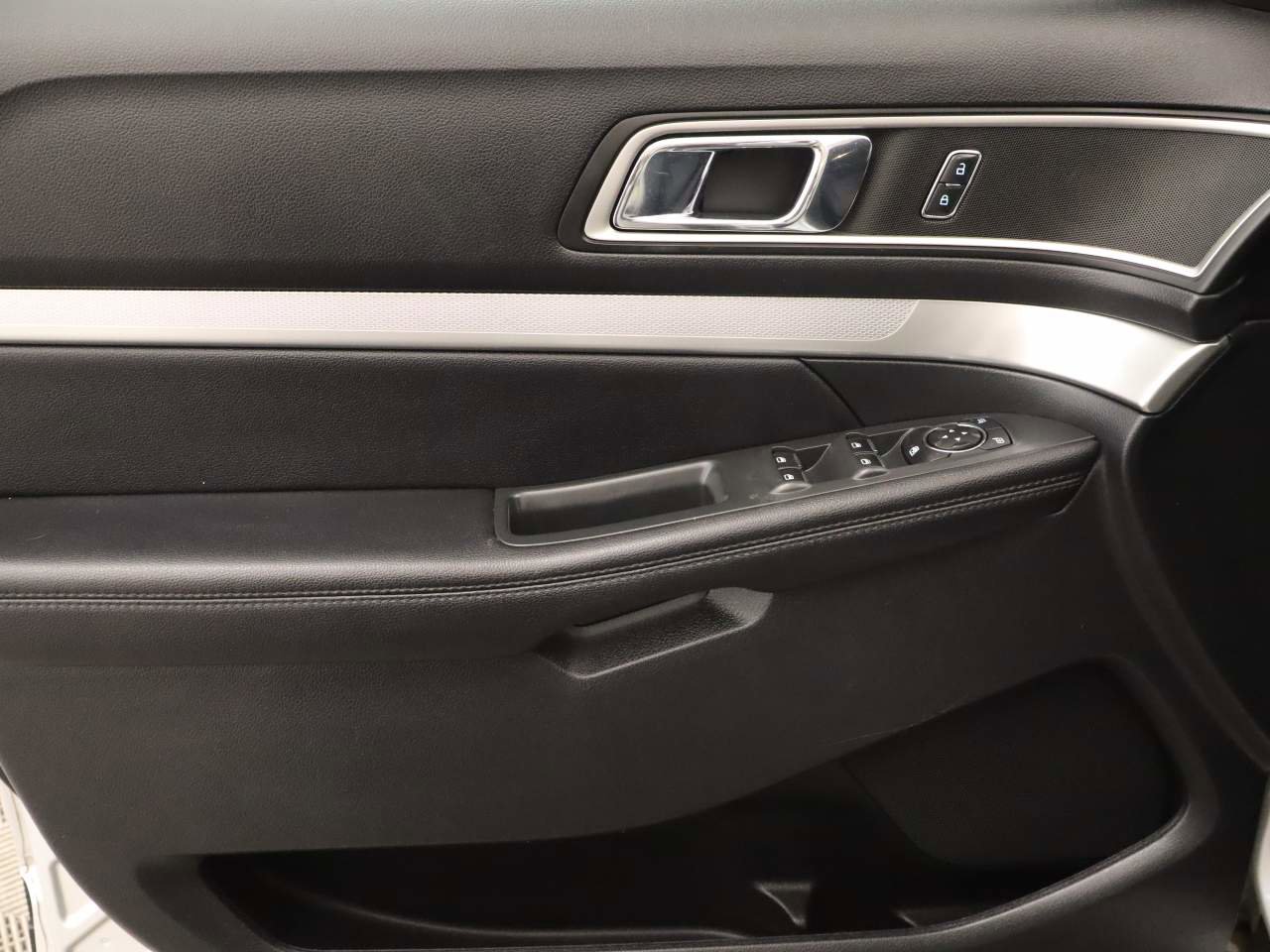 Used 2017 Ford Explorer XLT image 18