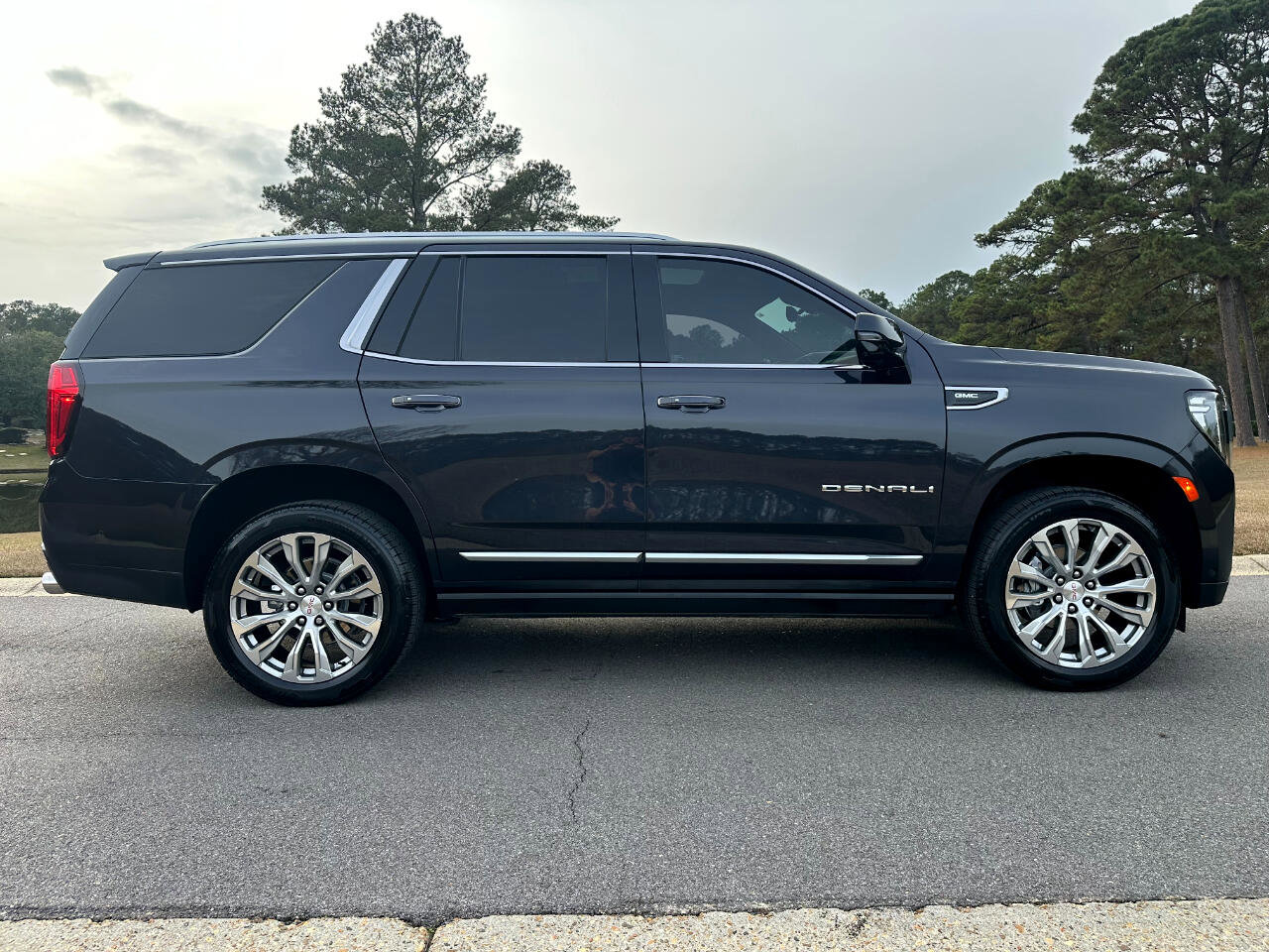 Used 2023 GMC Yukon Denali w/ Denali Reserve Package image 4