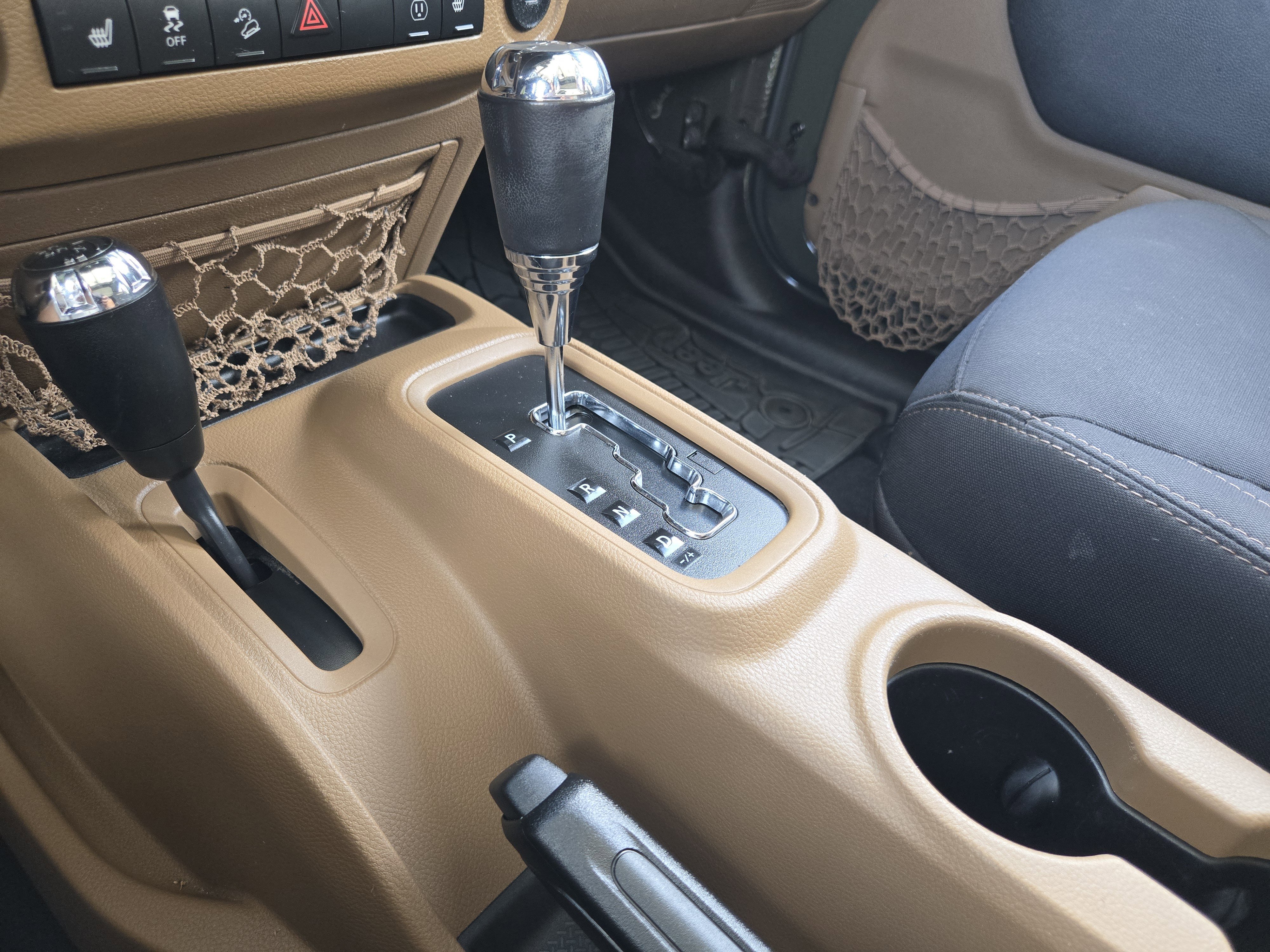 Used 2015 Jeep Wrangler Unlimited Sahara w/ Connectivity Group AWD/4WD image 21