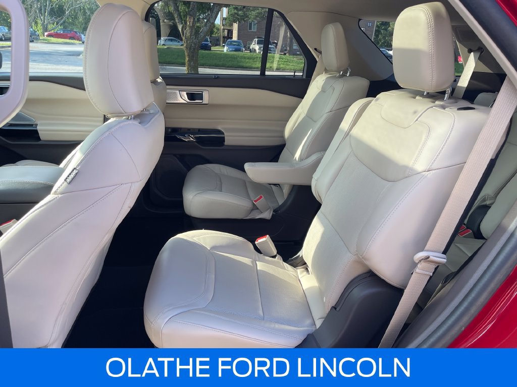 Certified 2024 Ford Explorer Platinum w/ Technology Package AWD/4WD image 29