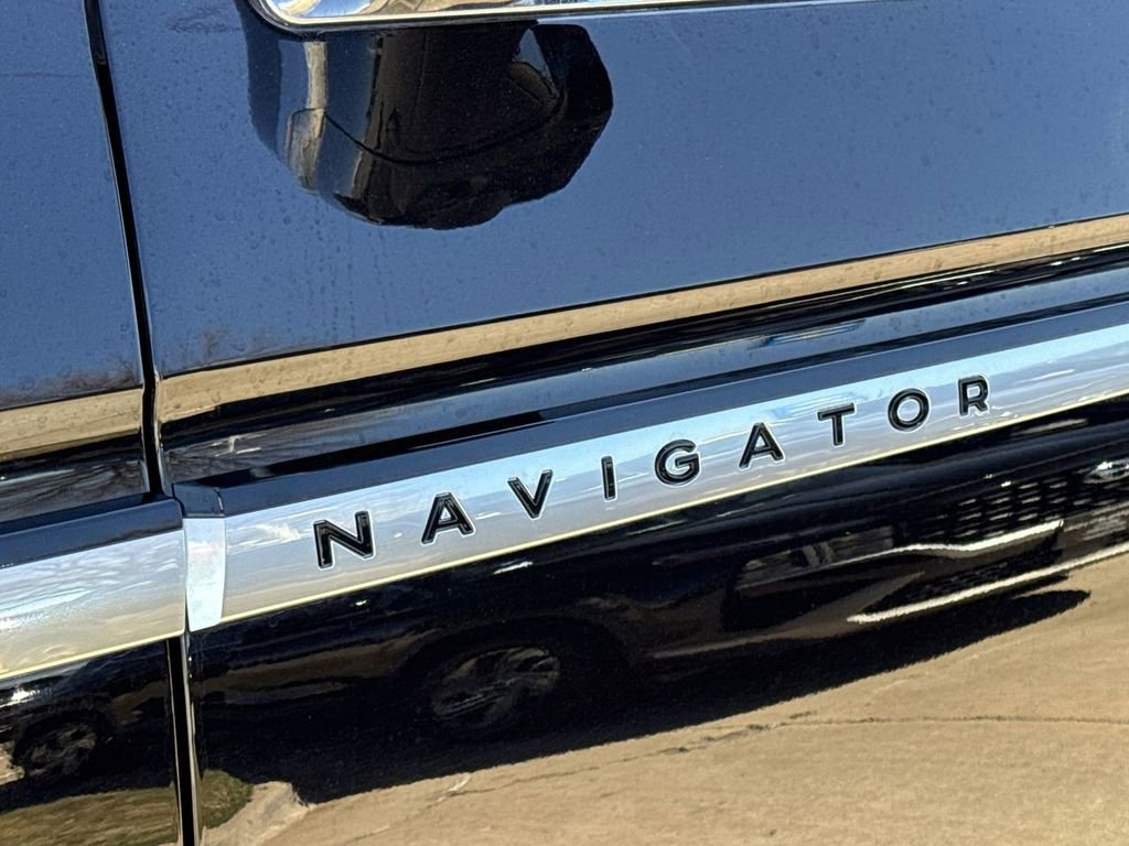 Used 2025 Lincoln Navigator Reserve AWD/4WD image 32