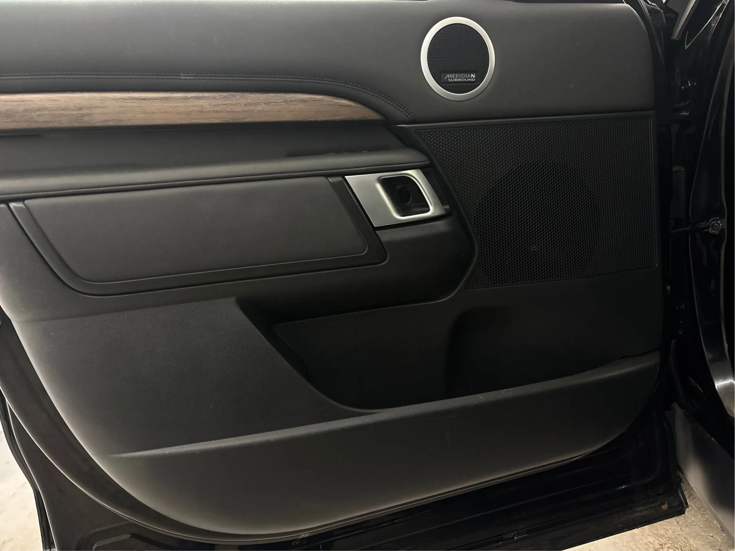 Used 2020 Land Rover Discovery HSE image 26