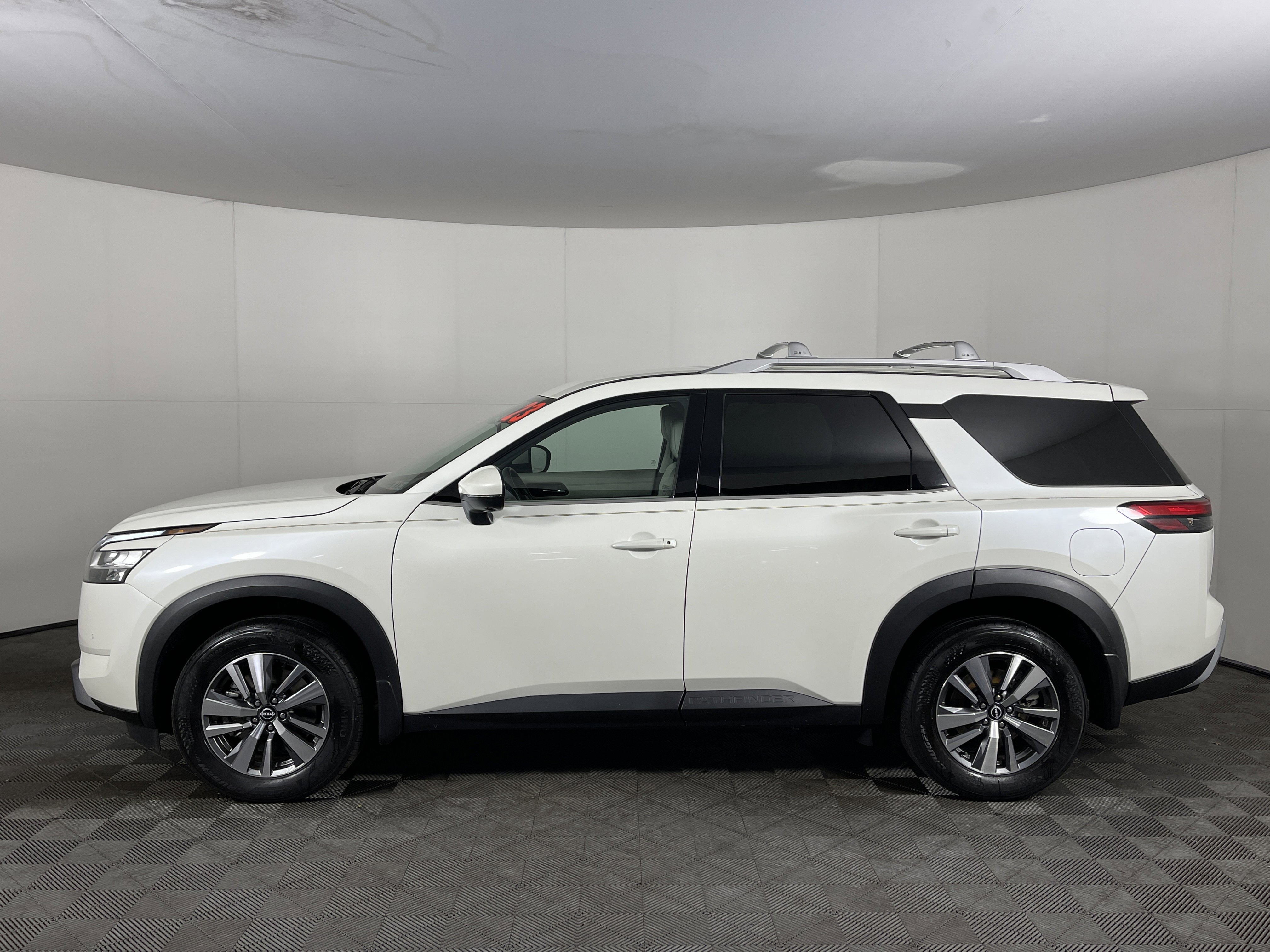 Used 2023 Nissan Pathfinder SL image 3