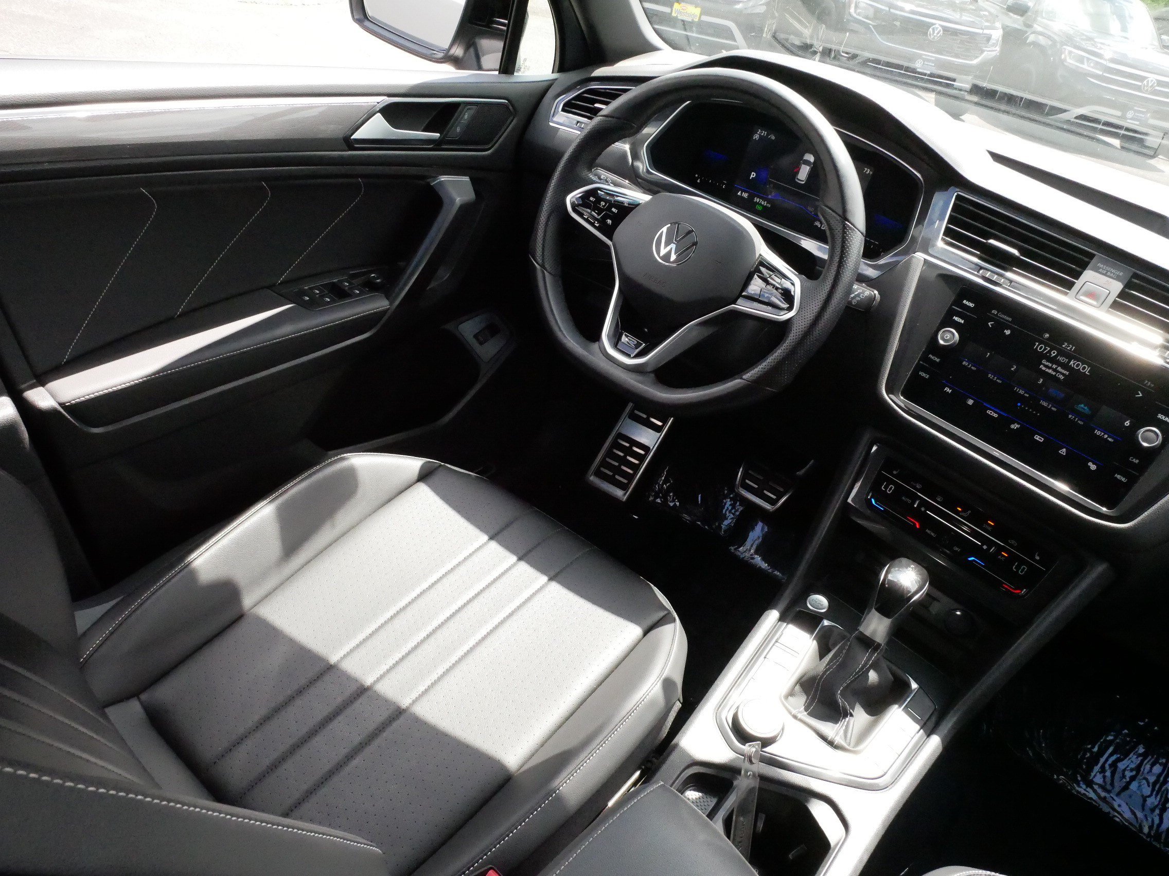 Certified 2022 Volkswagen Tiguan SE R-Line AWD/4WD image 9