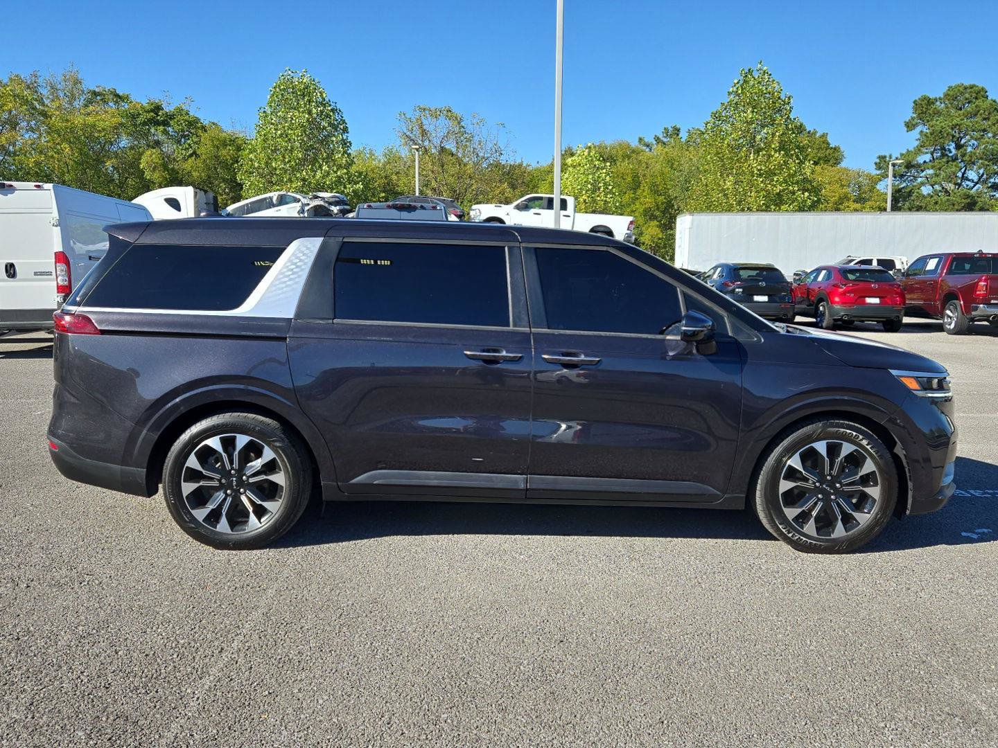 Used 2024 Kia Carnival EX FWD image 8