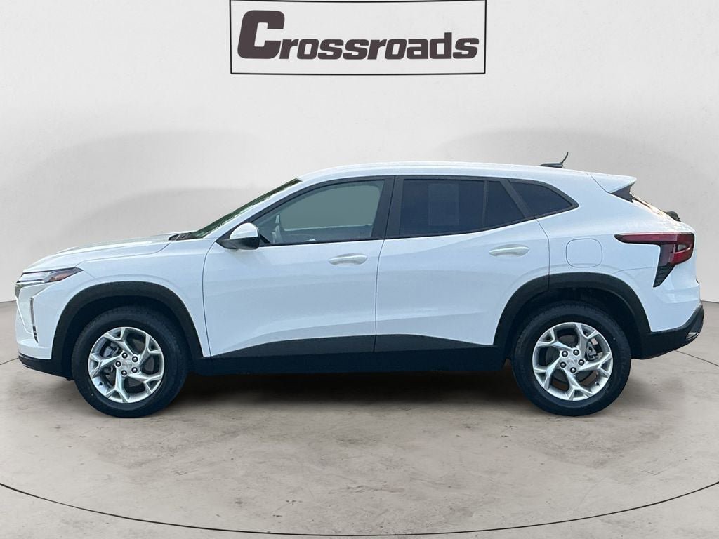 Used 2025 Chevrolet Trax LS w/ LS Convenience Package FWD image 2