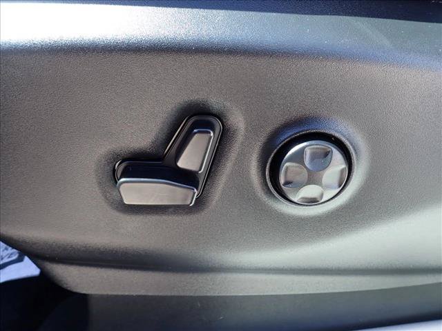 Used 2024 Chrysler Pacifica Touring-L FWD image 16