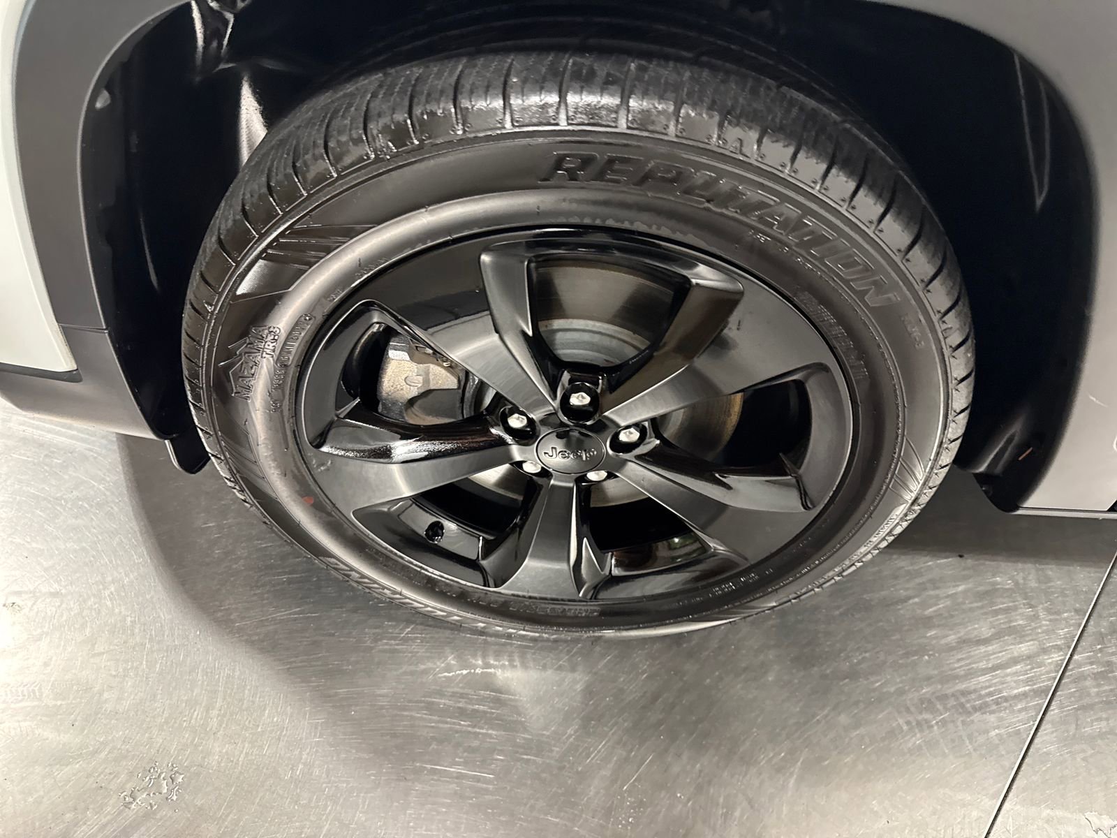 Used 2019 Jeep Cherokee Latitude Plus FWD image 2