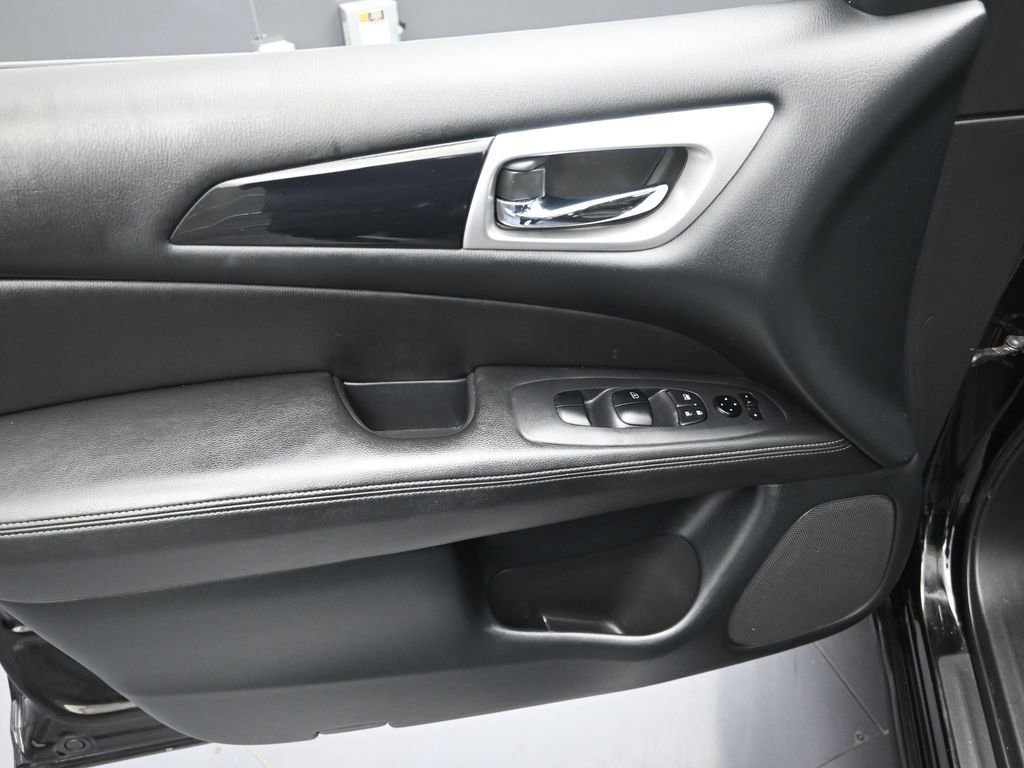 Used 2019 Nissan Pathfinder S image 10
