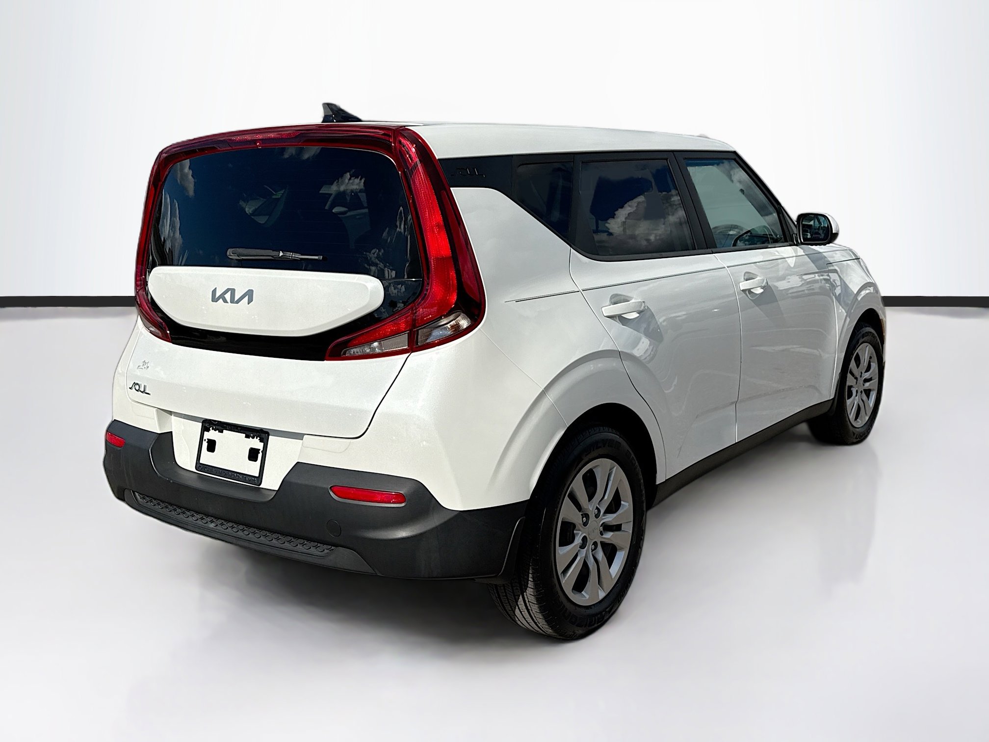 Used 2022 Kia Soul LX image 3