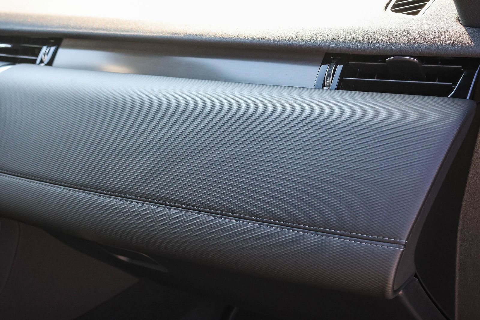 New 2025 Land Rover Discovery Sport Dynamic SE image 18