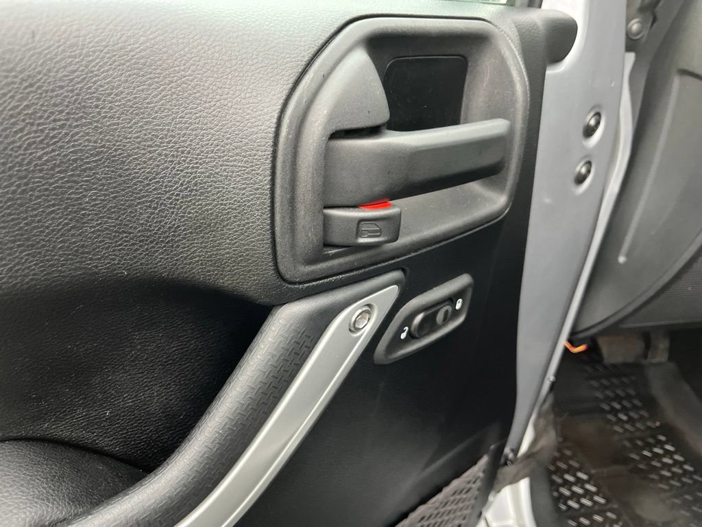 Used 2014 Jeep Wrangler Unlimited Rubicon w/ Connectivity Group AWD/4WD image 31