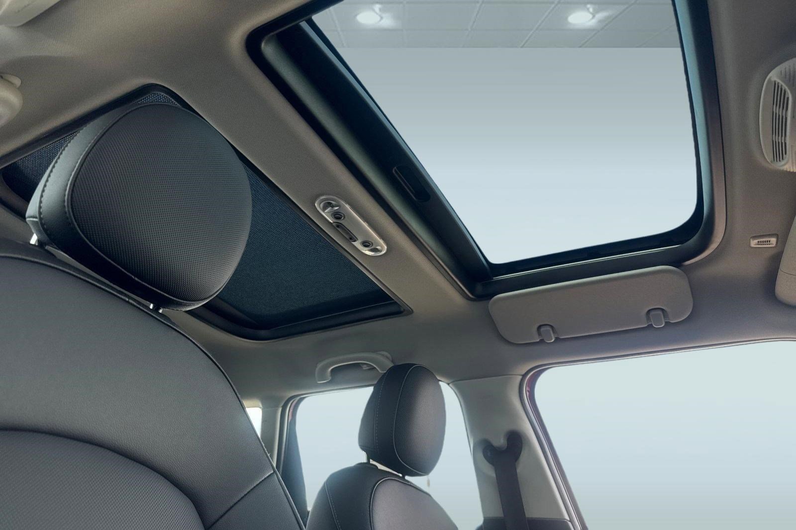 Used 2023 MINI Cooper 4-Door Hardtop image 16