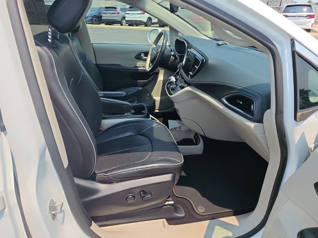 Used 2020 Chrysler Pacifica Limited FWD image 33