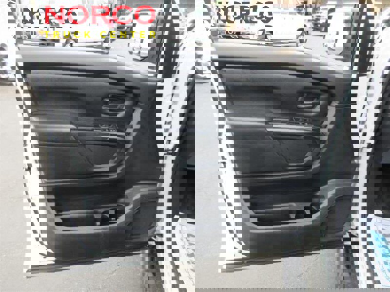 Used 2017 Nissan Titan S image 9