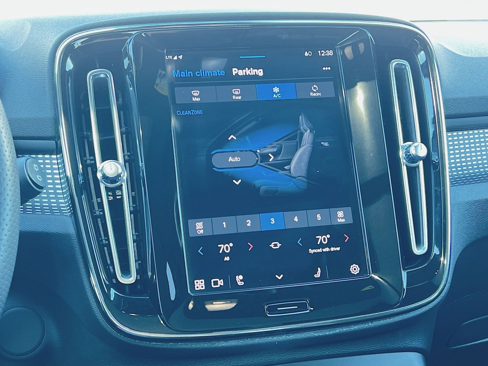 Used 2021 Volvo XC40 P8 Recharge w/ Advanced Package image 21