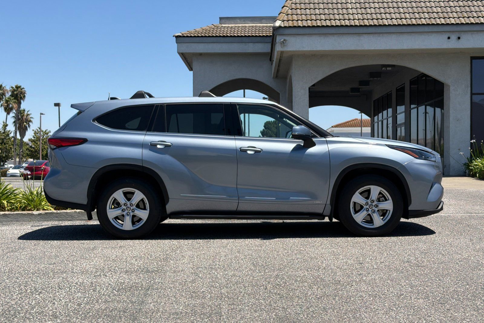 Used 2022 Toyota Highlander LE AWD/4WD image 3