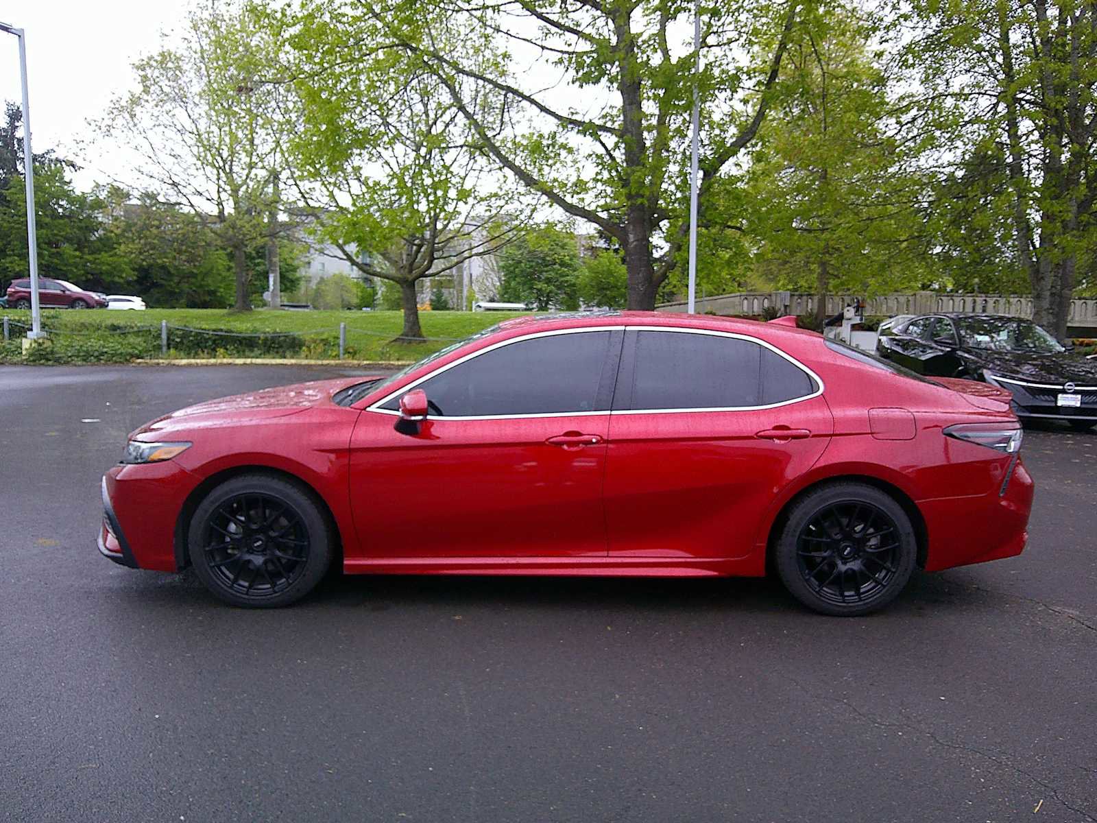 Used 2022 Toyota Camry SE w/ Convenience Package FWD image 2
