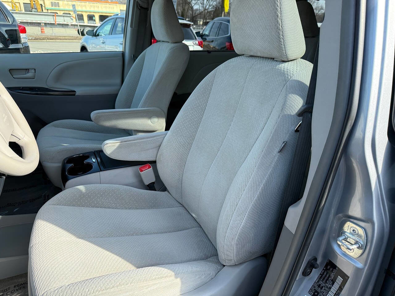 Used 2014 Toyota Sienna LE image 91