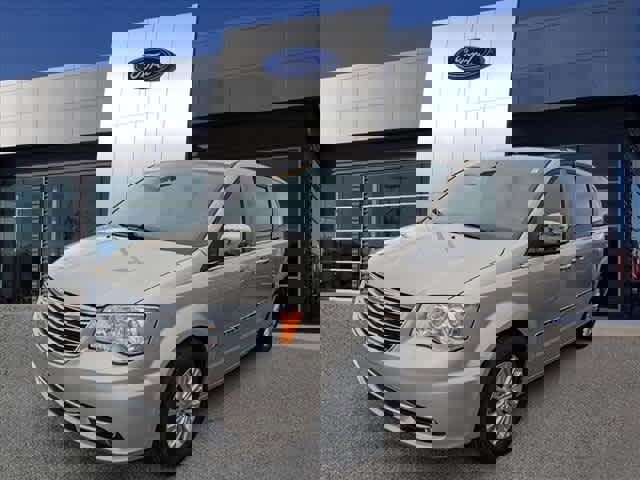 Used 2015 Chrysler Town & Country Limited Platinum image 4