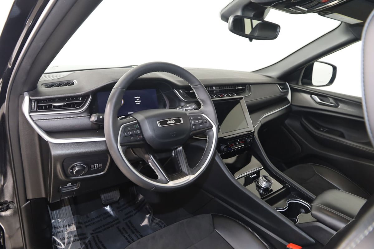 Used 2024 Jeep Grand Cherokee Altitude AWD/4WD image 25