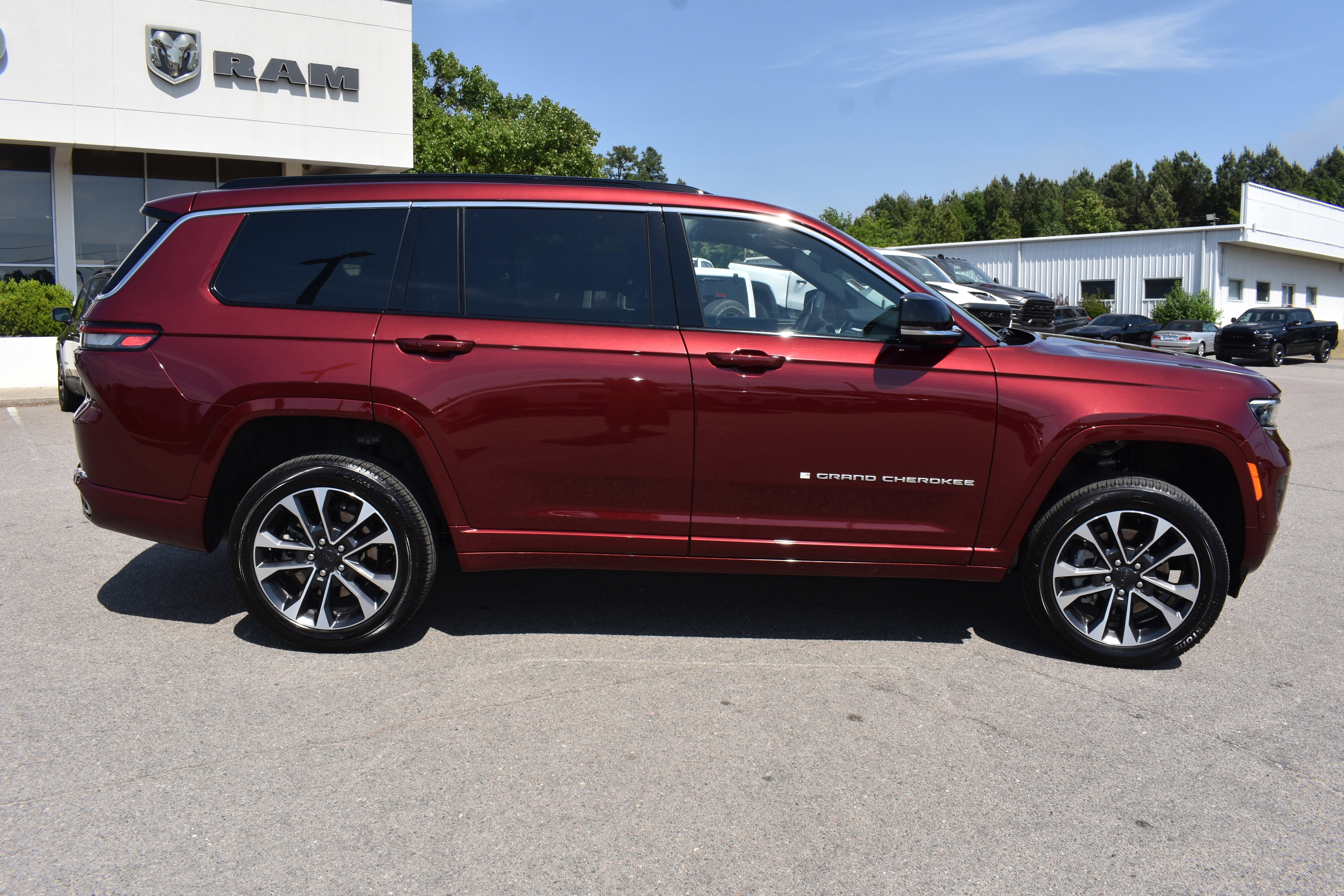 Used 2025 Jeep Grand Cherokee L Overland w/ Advanced Protech Group III AWD/4WD image 10