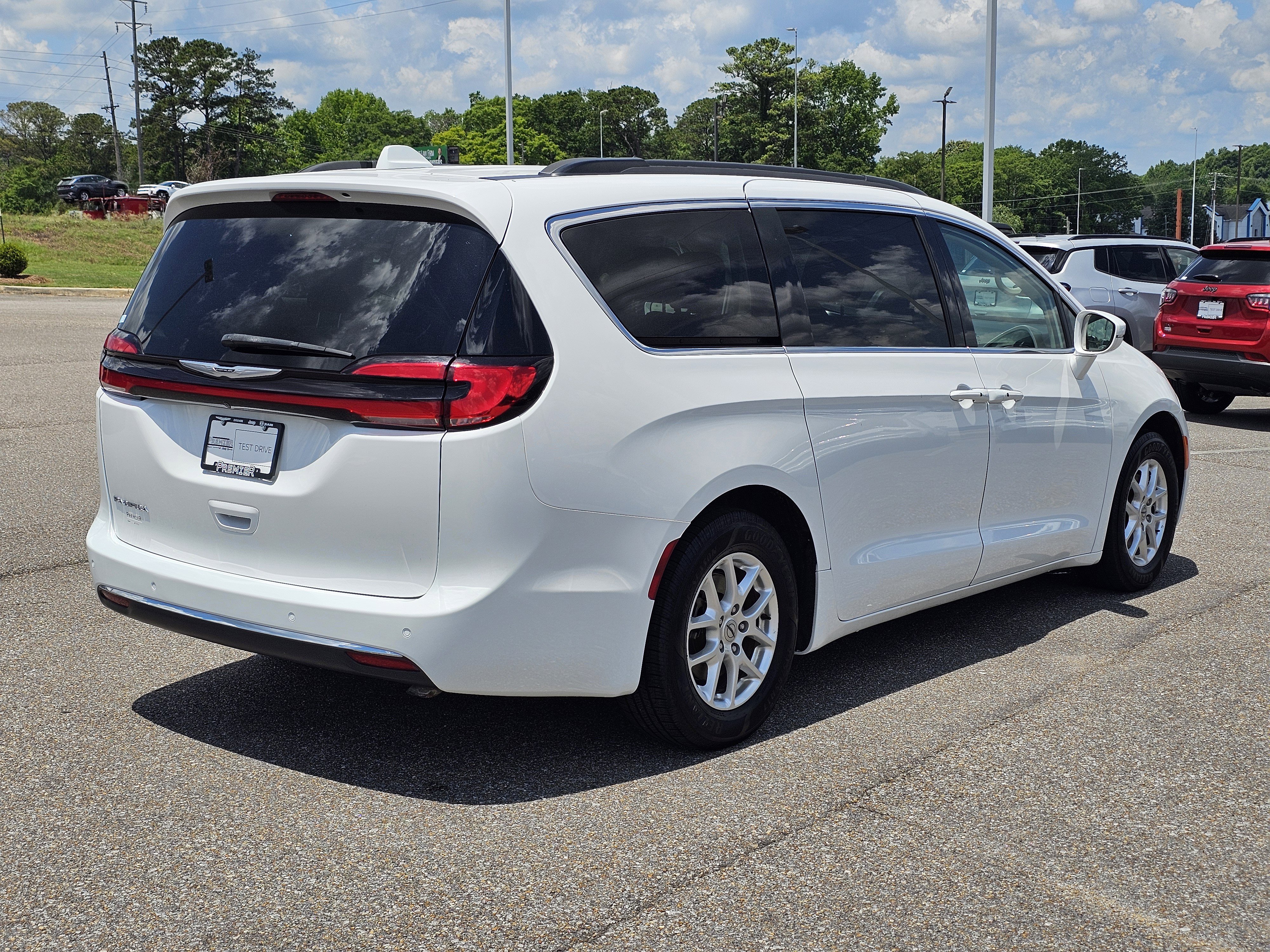Used 2022 Chrysler Pacifica Touring-L FWD image 8