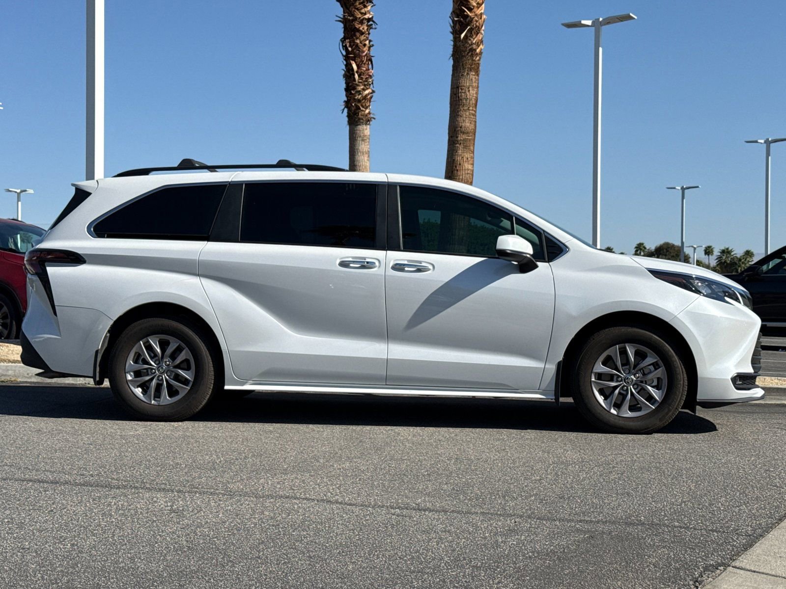 Used 2025 Toyota Sienna XLE w/ XLE Plus Package image 2