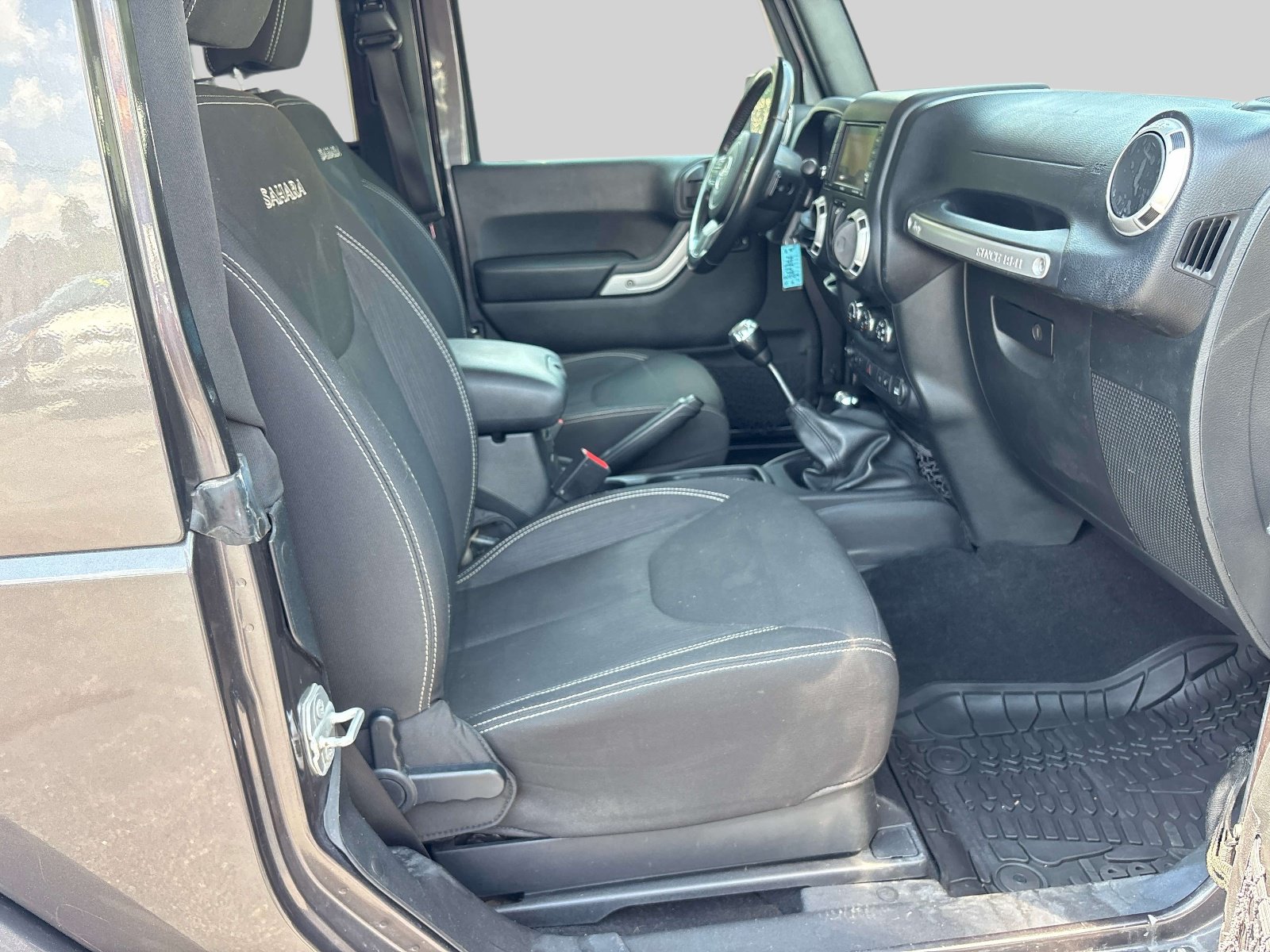 Used 2016 Jeep Wrangler Sahara w/ Connectivity Group AWD/4WD image 13