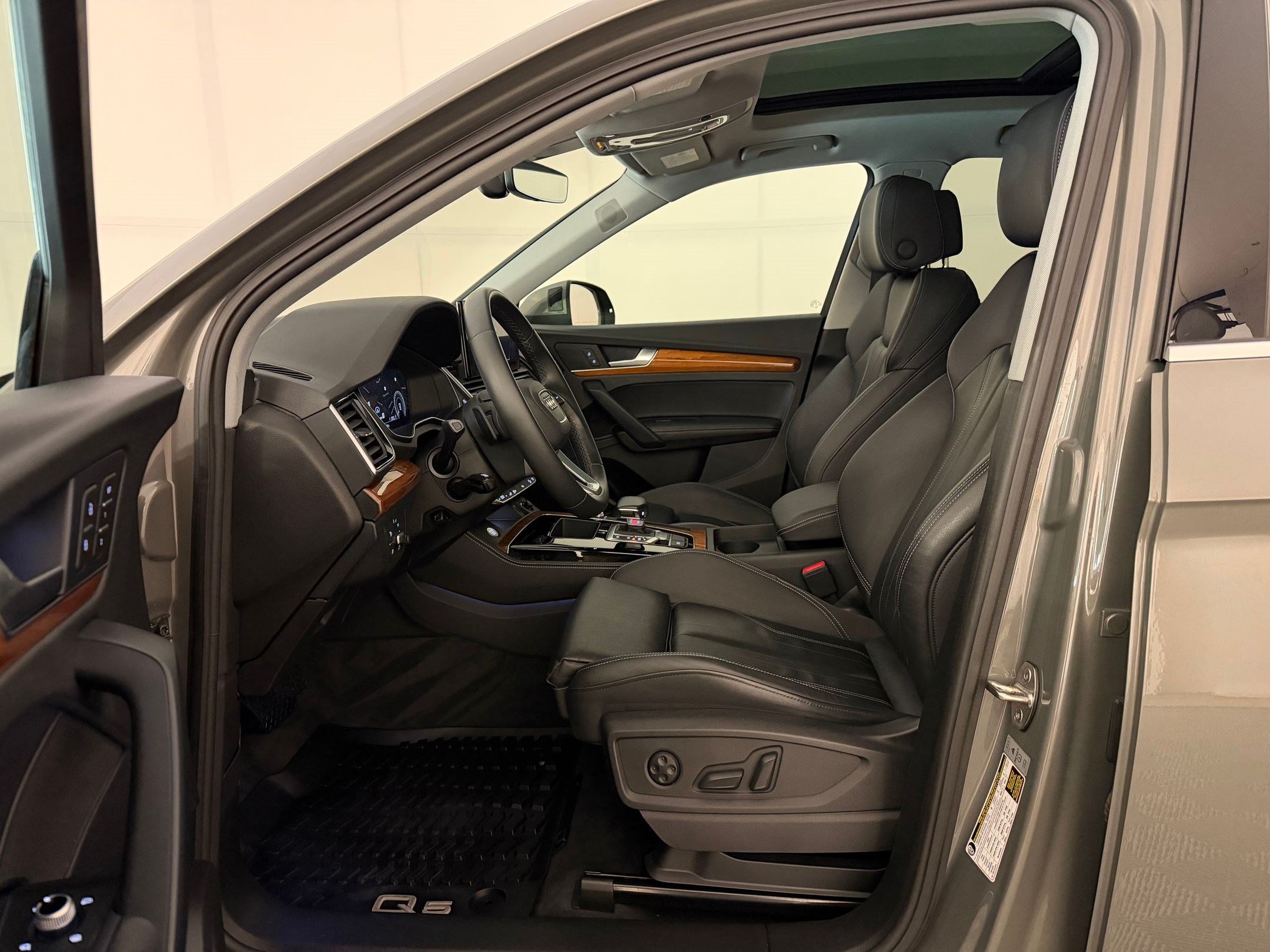 Used 2023 Audi Q5 e Premium Plus w/ Premium Plus Package AWD/4WD image 5
