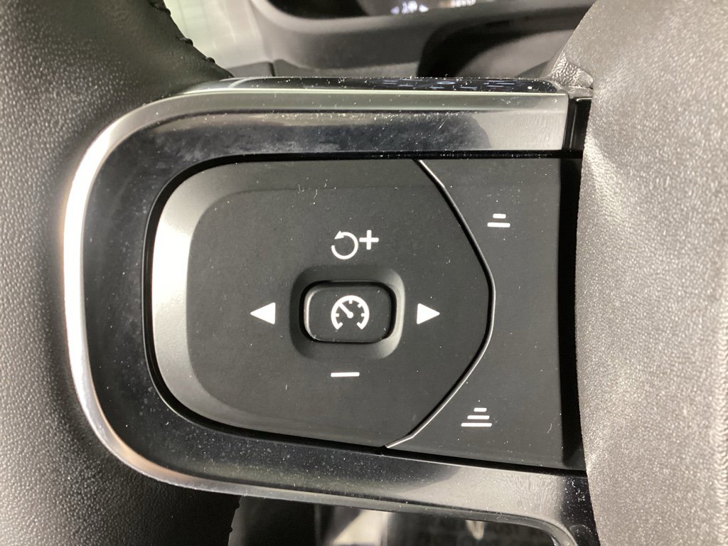 Used 2021 Volvo XC40 T5 Momentum w/ Premium Package image 24