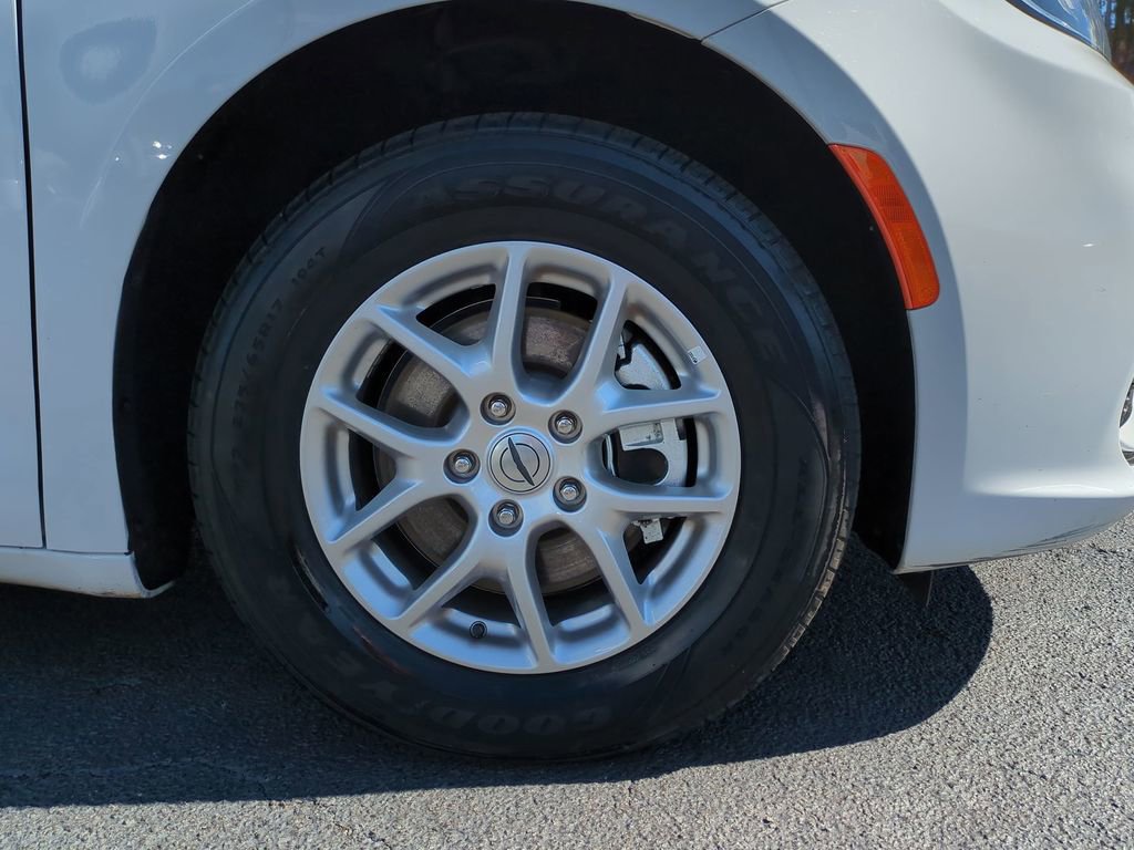 Used 2025 Chrysler Pacifica Select image 14