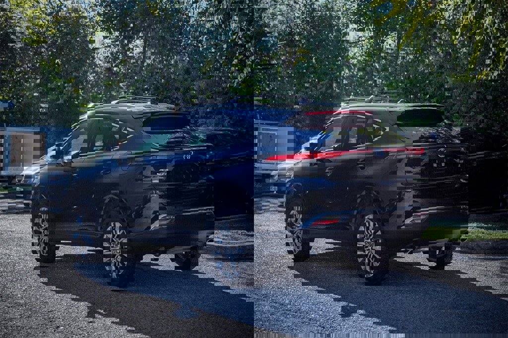 Used 2024 Toyota Venza LE image 4